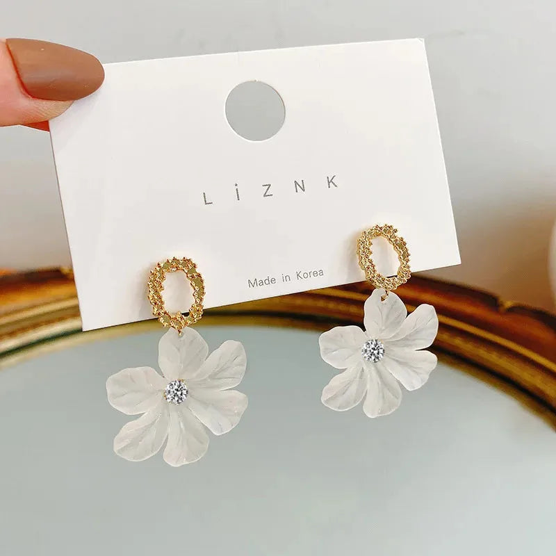 Translucent White Flower Hanging Earrings for Women Rhinestone Ball Middle Petals Sweet Korean New Beach Vacation Ear Decoration