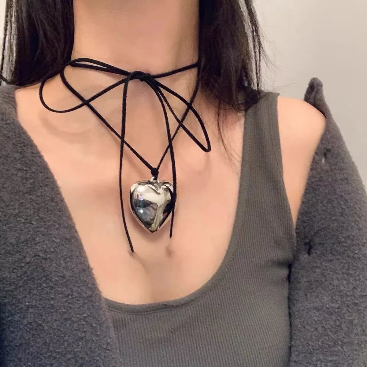 New Goth Black Velvet Big Heart Pendant Choker Necklace for Women Elegant Weave Knotted Bowknot Adjustable Chain Jewelry