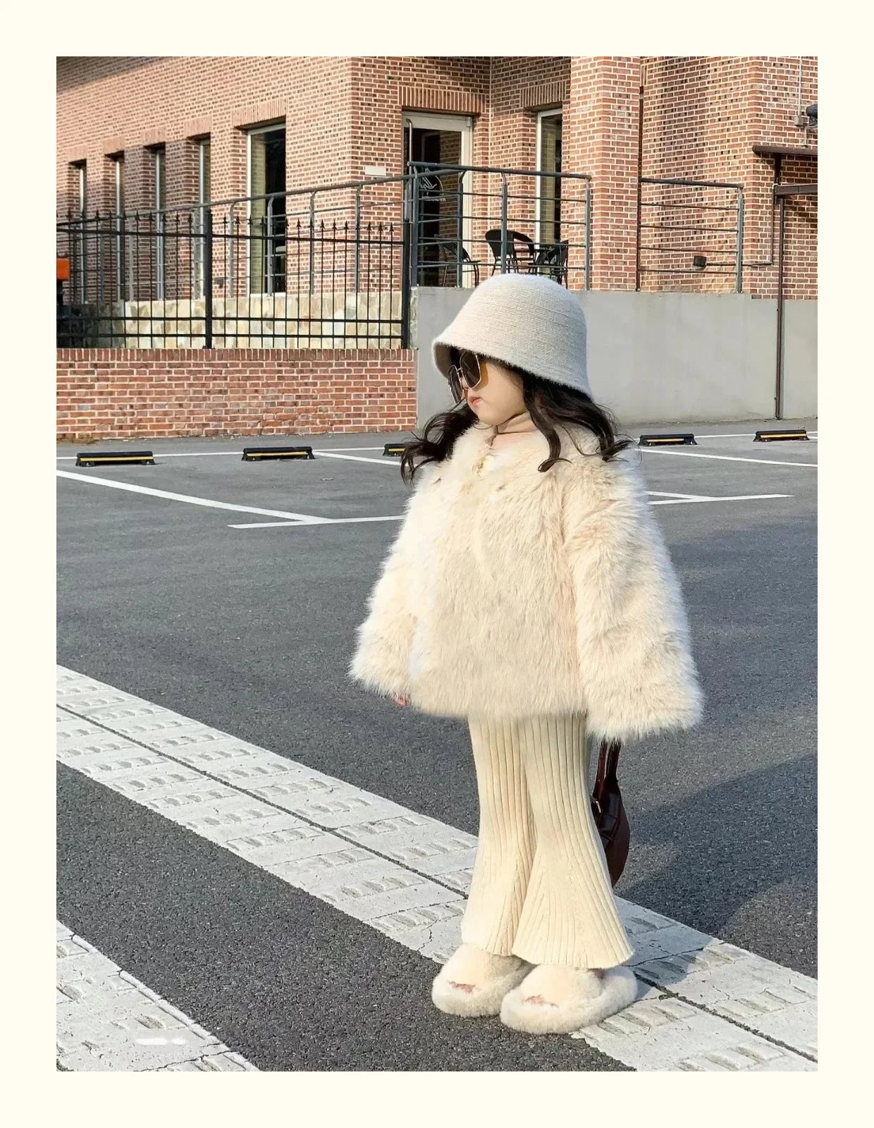 Coats 2023 Wintre New Girls Plush Thickening Children Clothing Versatile Furs Cotton Fashion Outerwear Simple Warm