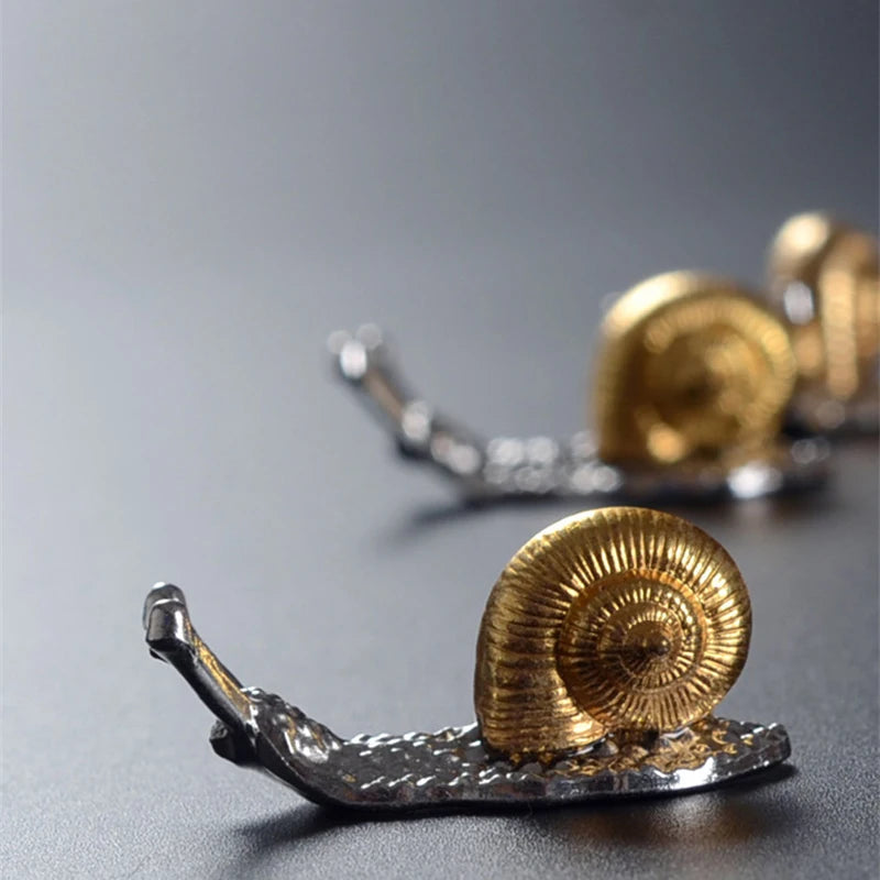 Unique Alloy Snail decor Handmade Metal Incense Holder Crafts Figurines Ornament Room Decor Supplies Home Decoration Accessories