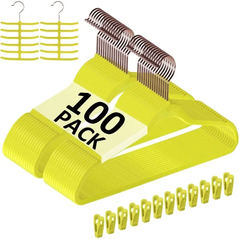 优质天鹅绒西装衣架重型（100 个装） - 防滑、节省空间的衣架，配有 12 个指夹