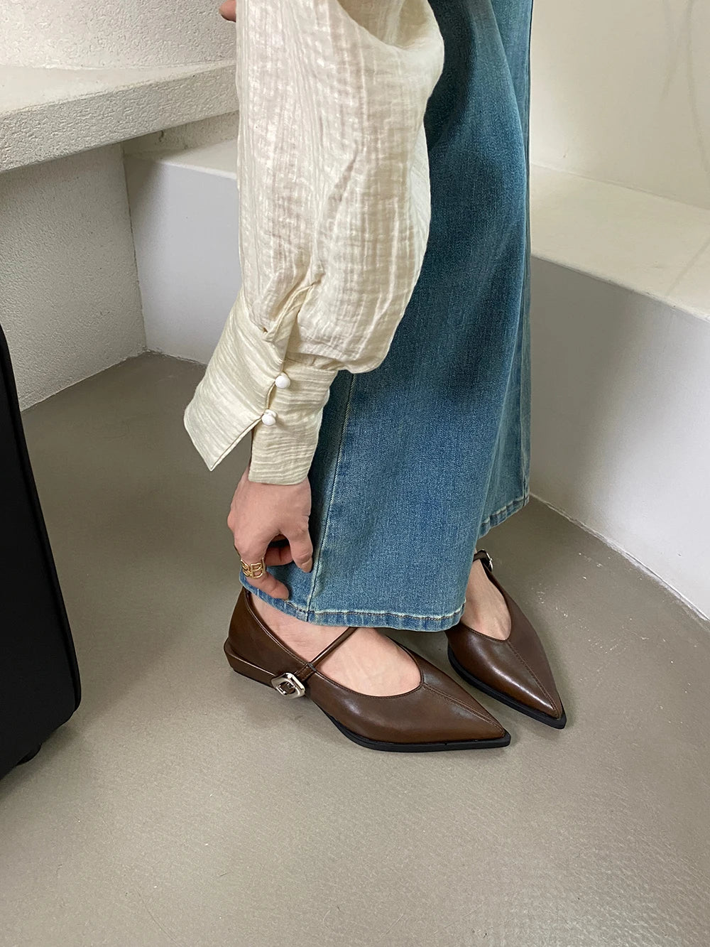 Pointed Toe Women Loafers Black Brown White Casual Mules Shoes Belt Buckle Shallow Slip On Low Flat Heeled Party Pumps Size 40