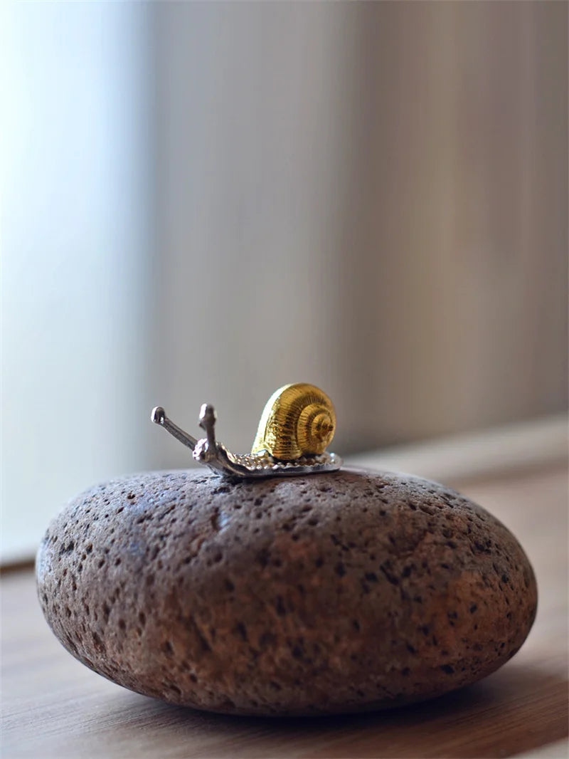 Unique Alloy Snail decor Handmade Metal Incense Holder Crafts Figurines Ornament Room Decor Supplies Home Decoration Accessories