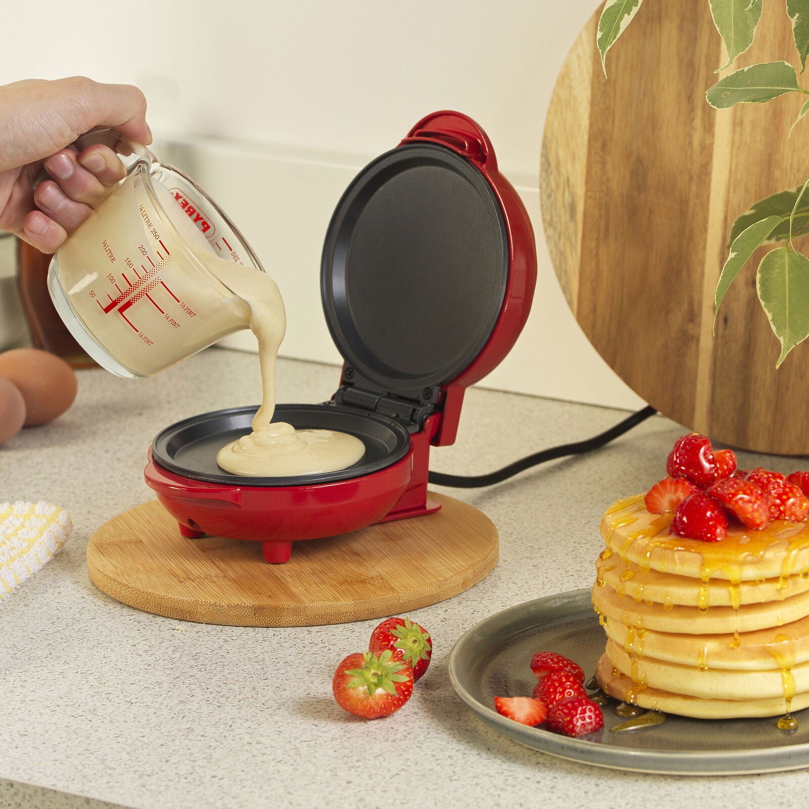 Giles & Posner Snack Maker Mini Compact Pancake Egg Treat Maker & Grill 550 W